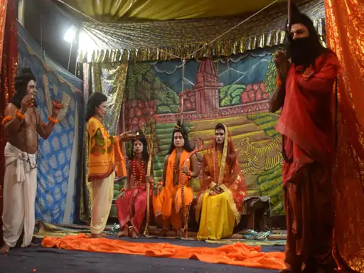 आजमगढ़ की रामलीला में श्रीराम वनगमन: केवट ने कहा- आपके धाम पर आऊं तो मुझे पार लगा देना राम ने लगा लिया गले